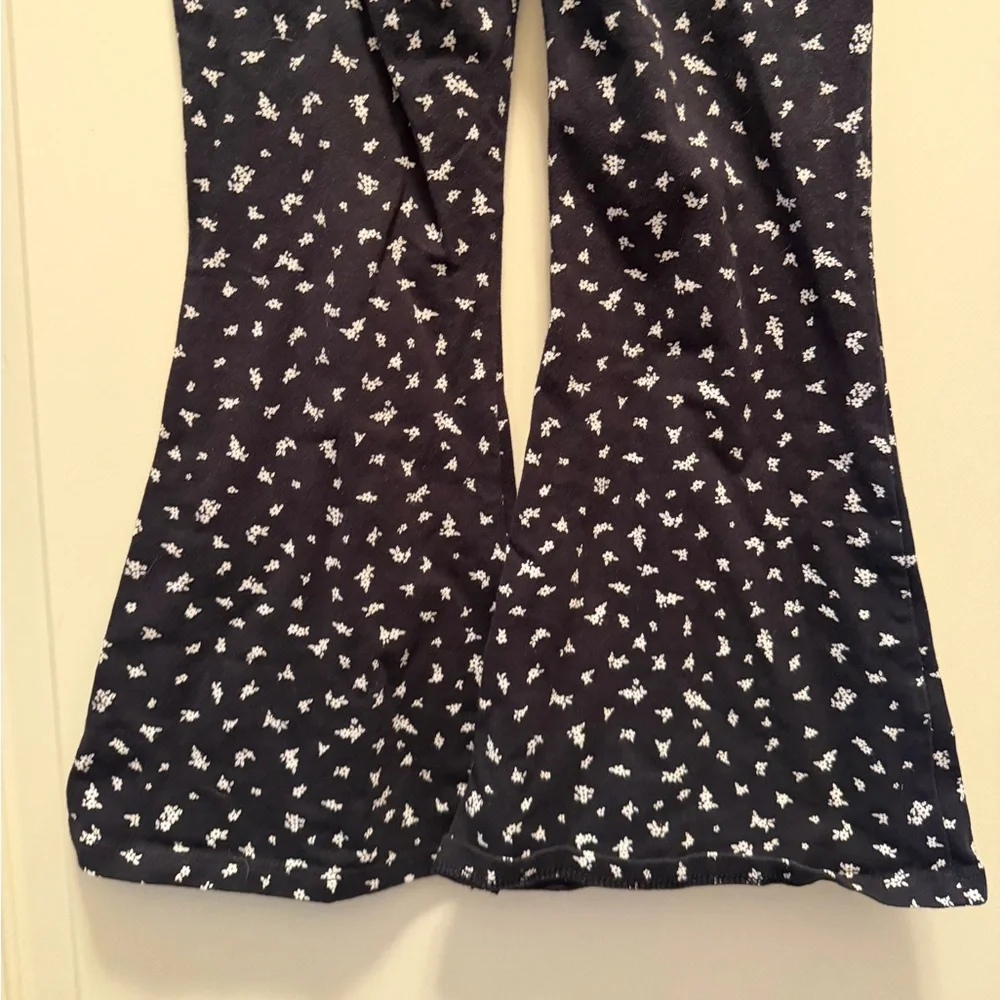 🐣NWOT SO Black and White Floral Flare leggings